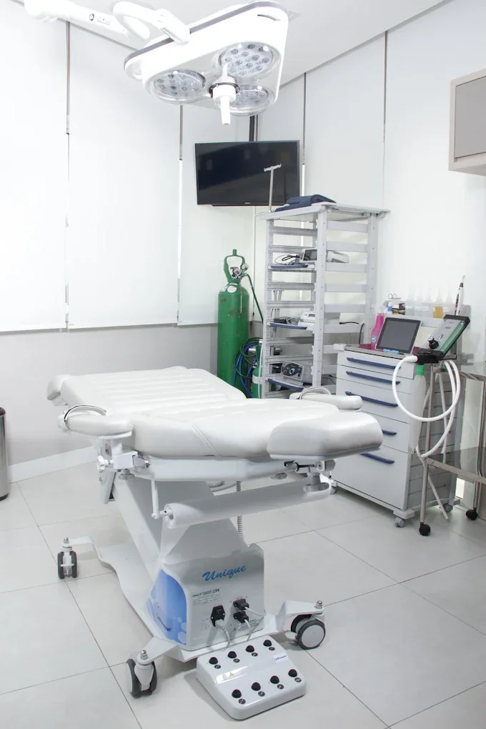 Sala de procedimentos da clínica, com cadeira clínica e equipamentos
